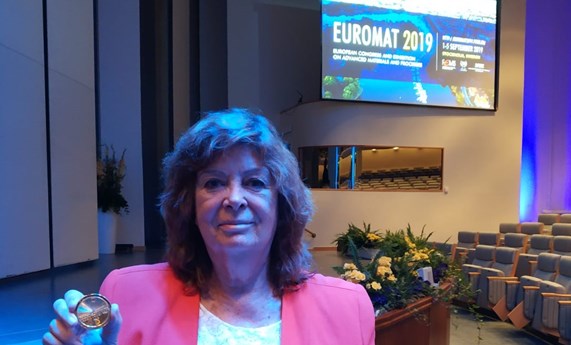 Maria Vallet Regi es la primera mujer investigadora en recibir dos importantes premios europeos