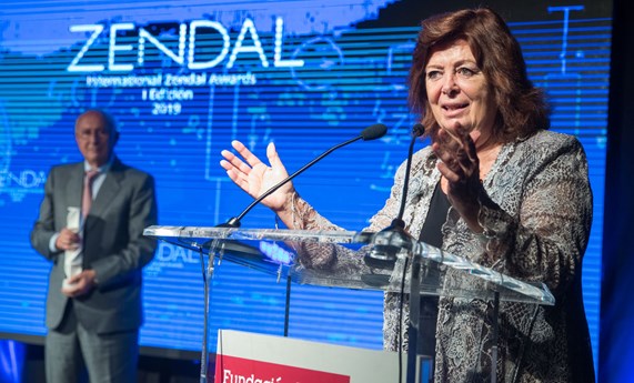 Zendal reconoce el trabajo de María Vallet-Regí en la primera edición de sus premios