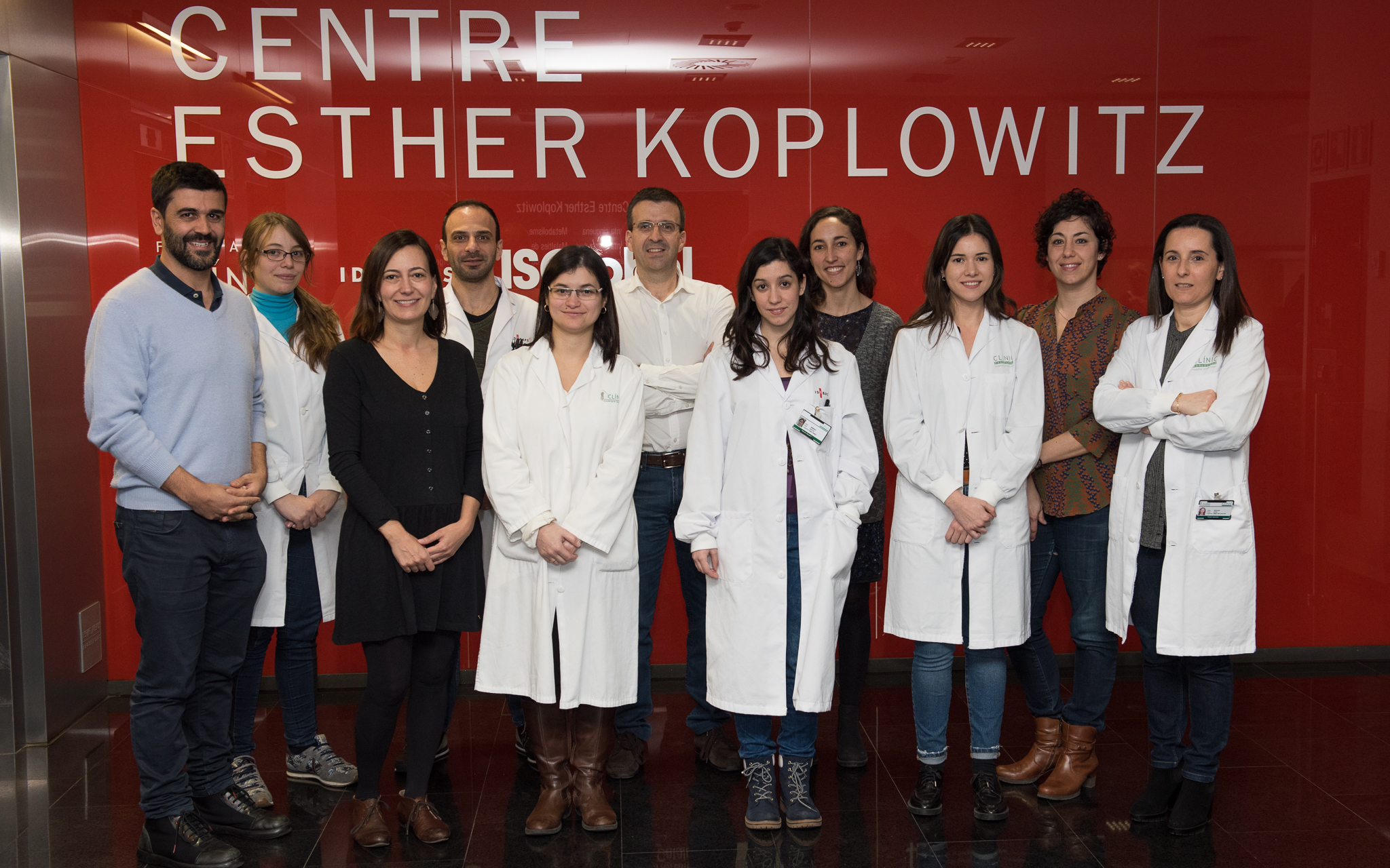 Describen el papel de las células del hígado en la eliminación del virus de la hepatitis C después de un trasplante