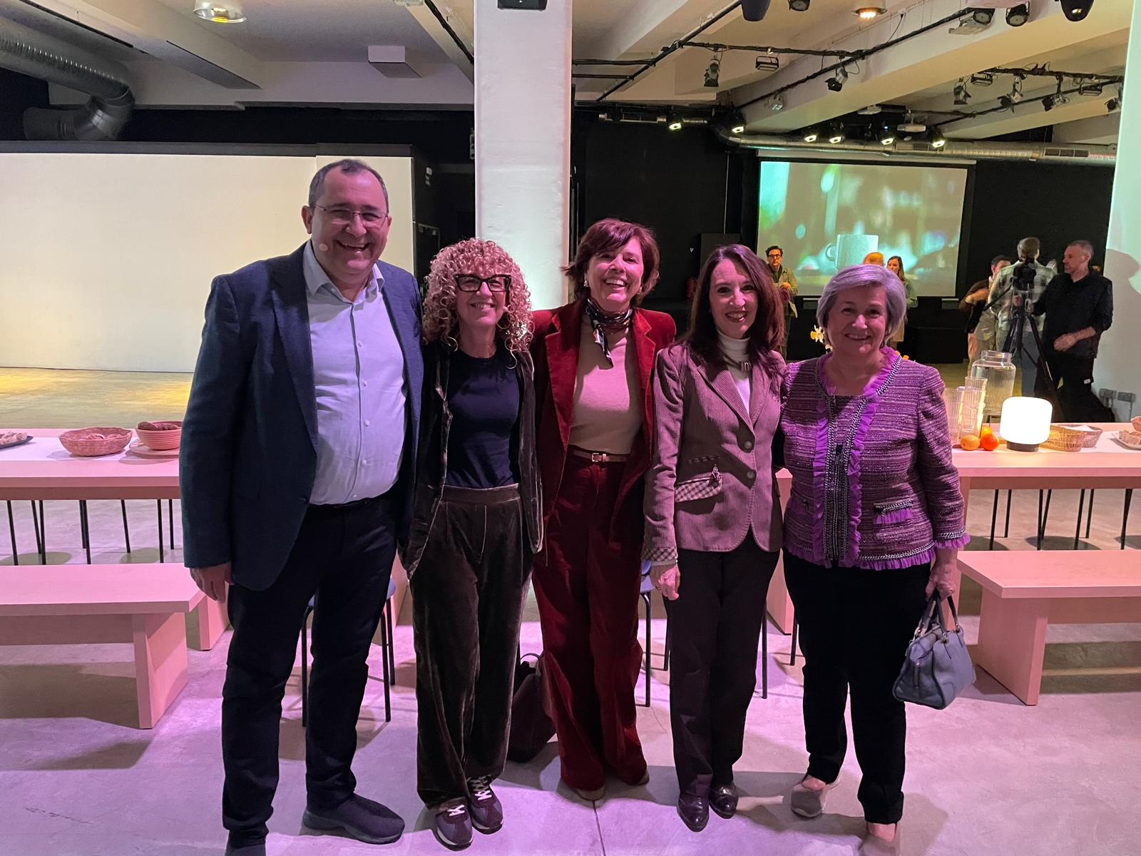 Pantallas, aislamiento y hábitos alimentarios diarios: Una relación en auge