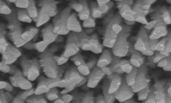 Desarrollan nanoestructuras de titanio antibacterianas para implantes óseos